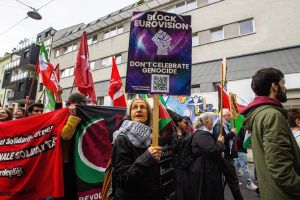 (POGLED) Kolumna Mojce Pajnik: Bojkot seveda ni brez tveganj. Toda alternativa ni nevtralnost
