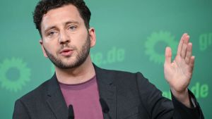 Die Ermittlungen sind für den Grünen-Chef zumindest peinlich