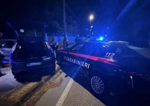 Ferrara, non si ferma all’alt e si dà alla fuga. Poi sperona l’auto dei carabinieri