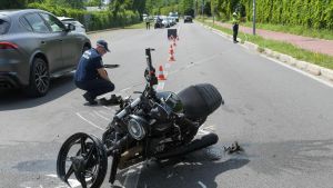 In moto contro l’auto, l’impatto fatale al centauro di 42 anni: 