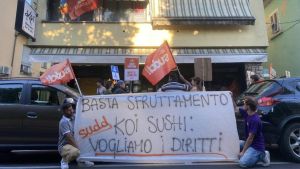 Torna il presidio davanti al sushi. “Nel ristorante lavoratori sfruttati”