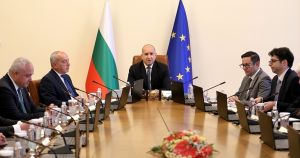 Меденият месец на властта приключи