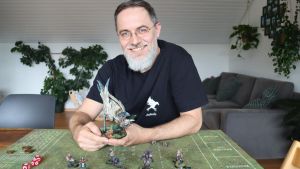 Vom Goldschmied zum Star der Brettspiel-Fans: Wallhauser fertigt 1000 kreative Miniaturen pro Jahr