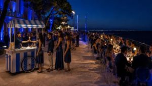 Tavoli lungo la diga e dress code, ma il cibo si porta da casa: cena sul mare per 700 a “Blu di Grado”