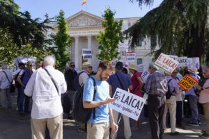 Informe: «Privilegios institucionales, recursos públicos y contestación laicista: crónica de la preparación de una visita papal a España»