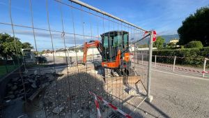 Voragine sull’asfalto a Fontanafredda: strada chiusa fino al 10 giugno
