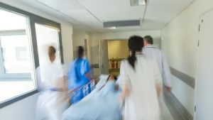 Lombardia, rosso di 3mila infermieri: “Ma l’emergenza vera è il futuro”. Verso il pre-salario come in Veneto