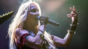 Am Bodenseeufer wird es laut: Metal-Queen Doro heizt auf der Seefestival-Bühne ein