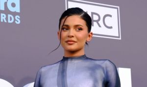 (VIDDEO) Kylie Jenner Embraces Y2K Camo Bikini Trend During Kylie Cosmetics Brand Trip