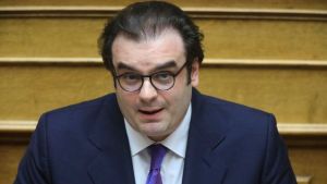 Αυξάνεται στα 1.600 ευρώ το ακατάσχετο στους τραπεζικούς λογαριασμούς για χρέη στο Δημόσιο
