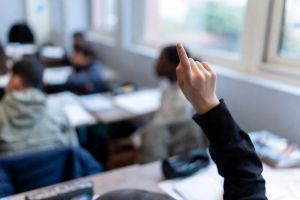 Contre la « tiktokisation » des savoirs, les éditeurs scolaires défendent le retour des manuels en Île-de-France face au 100 % numérique porté par Valérie Pécresse