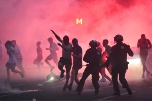 Victoire du PSG : un adolescent blessé à la tête par un tir de LBD dans le Val-de-Marne, l’IGPN saisie