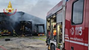 Incendio a Solesino, in fiamme tre autoarticolati carichi di rotoballe