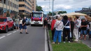 Perde le chiavi dell’auto e lascia il bambino piccolo chiuso all’interno: arrivano ambulanze e vigili del fuoco