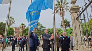 Asturias y Galicia escenifican su unidad con el izado de la nueva bandera de Ribadeo, 