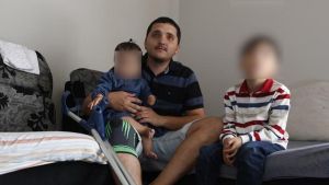 Carlos Garzón, albañil, lleva 8 meses esperando por una cirugía de rodilla: no puede trabajar, no cobra paro, tiene dos hijos pequeños y sus ahorros se acaban