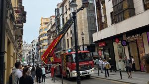 Desplazamiento de Bomberos a la calle Los Moros de Gijón ante una petición de auxilio de una mujer