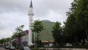 Großer Polizeieinsatz an der Moschee, nachdem ein Mann den Imam mit einem Messer bedroht hat