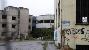 Las máquinas volverán en un mes al viejo HUCA de Oviedo para completar los derribos en mayo
