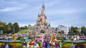 L’incubo di Disneyland Parigi: 3,6 miliardi di debiti e l’ombra del nuovo parco giochi Universal
