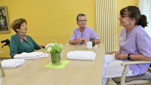 Spannender Rollenwechsel: Chefin der Arbeitsagentur taucht ein in die Welt der Pflege