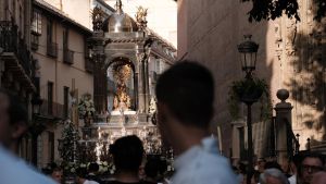 Más allá del trámite: la abstracción del Cuerpo de Cristo frente al hiperbarroquismo
