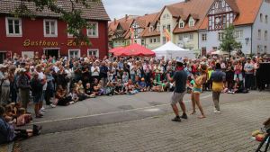 Straßenmusiksonntag: Artisten und Hypnotiseur ziehen Besucher in ihren Bann