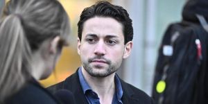 Så blåser etablissemanget upp Nick Alinia
