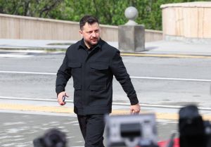 (OSEBNO O RESNEM) Kolumna Denisa Manceviča: Car, slabi bojarji in vstajenje 
