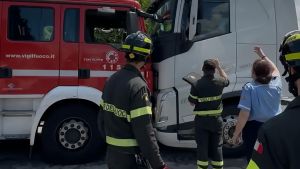 Camionista dà in escandescenze a Brugherio: sedato e denunciato dopo il caos in zona industriale