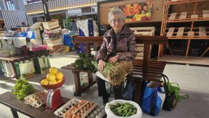 Queti Crespo, la abuela del mercáu de Villaviciosa, sigue en su puesto tras ocho décadas de actividad: 