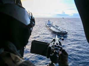 ВМС на САЩ задържаха супертанкер с ирански петрол в Индийския океан