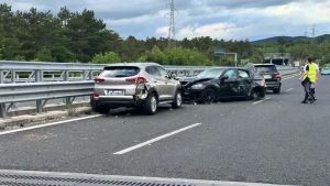 Incidente sul raccordo autostradale, tre auto coinvolte: cinque persone ferite