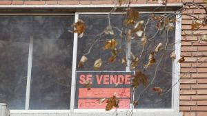 La derecha rechaza que el Principado tenga preferencia para adquirir viviendas en zonas tensionadas y advierte que derogará la ley si gobierna