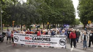 La Calzada acampa y protesta contra el tráfico pesado: 