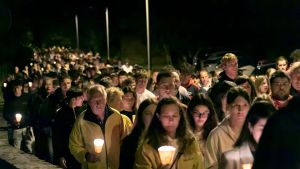 Fiaccolata da 1.200 persone a Doberdò per l'addio a Jan Bensa: il Carso si stringe attorno alla famiglia