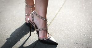 O que é Valentino Rockstud, salto de 10 mil reais que bomba entre famosas?