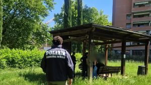 Studente picchiato e rapinato, violenza al parco. Fermati due minorenni