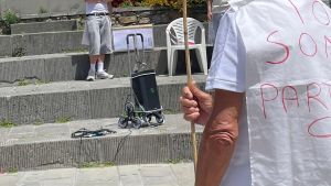 ’Siamo tutti parte civile’. Più di cento in strada per il maxi processo