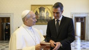 Sánchez se refugia en la visita del Papa para coger aire ante la ‘semana horribilis’ del PSOE en los tribunales
