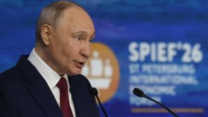Putin snobba Zelensky: “Nessuna ragione per incontrarlo”. Poi accusa l’Europa: “Provoca il caos”