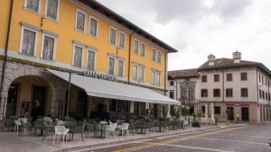 Codroipo, guerra dei decibel in centro: i bar nel terrore per i blitz nati dai veleni dei vicini