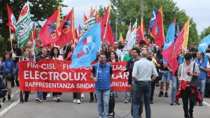 Electrolux, la rabbia e l’orgoglio dei lavoratori: “Non chiamateci esuberi. Siamo delle persone”