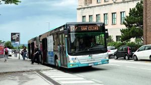 Studente senza biglietto sul bus, fugge dai controllori e con una spallata scaraventa a terra una guardia giurata