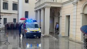 Colto da un ictus allo sportello della banca: anziano salvato a Montebelluna