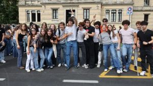 Ultimo giorno di scuola a Treviso: festa tra clacson e brindisi