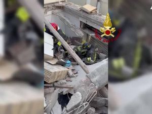 I soccorritori scavano sotto le macerie - VIDEO