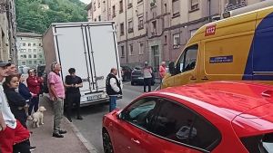 Alarma en un bloque de pisos de la barriada de Rioturbio (Mieres): los equipos de emergencias desalojan a dos familias y sellan una bombona que originó una fuga de gas