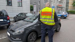 Neue Verkehrsregelung in der Bismarckstraße: Wie viele Leute fahren falsch in die Einbahnstraße?