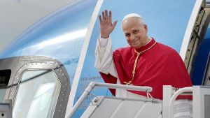 León XIV aterriza en Madrid para dar inicio al primer viaje a España de un papa en 15 años